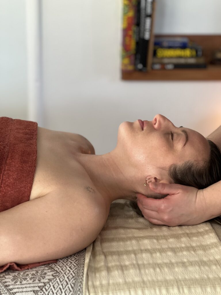 soin massage cranien femme prénatal post-natal soin rituel rebozo massage alpes maritimes 06 doula accompagnante périnatale