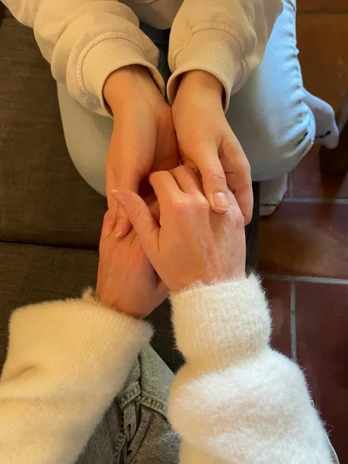 photo de mains de deux personnes qui se tiennent